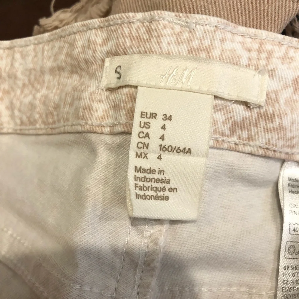 Twill Pattern Mid Rise Shorts - Picture 4 of 6